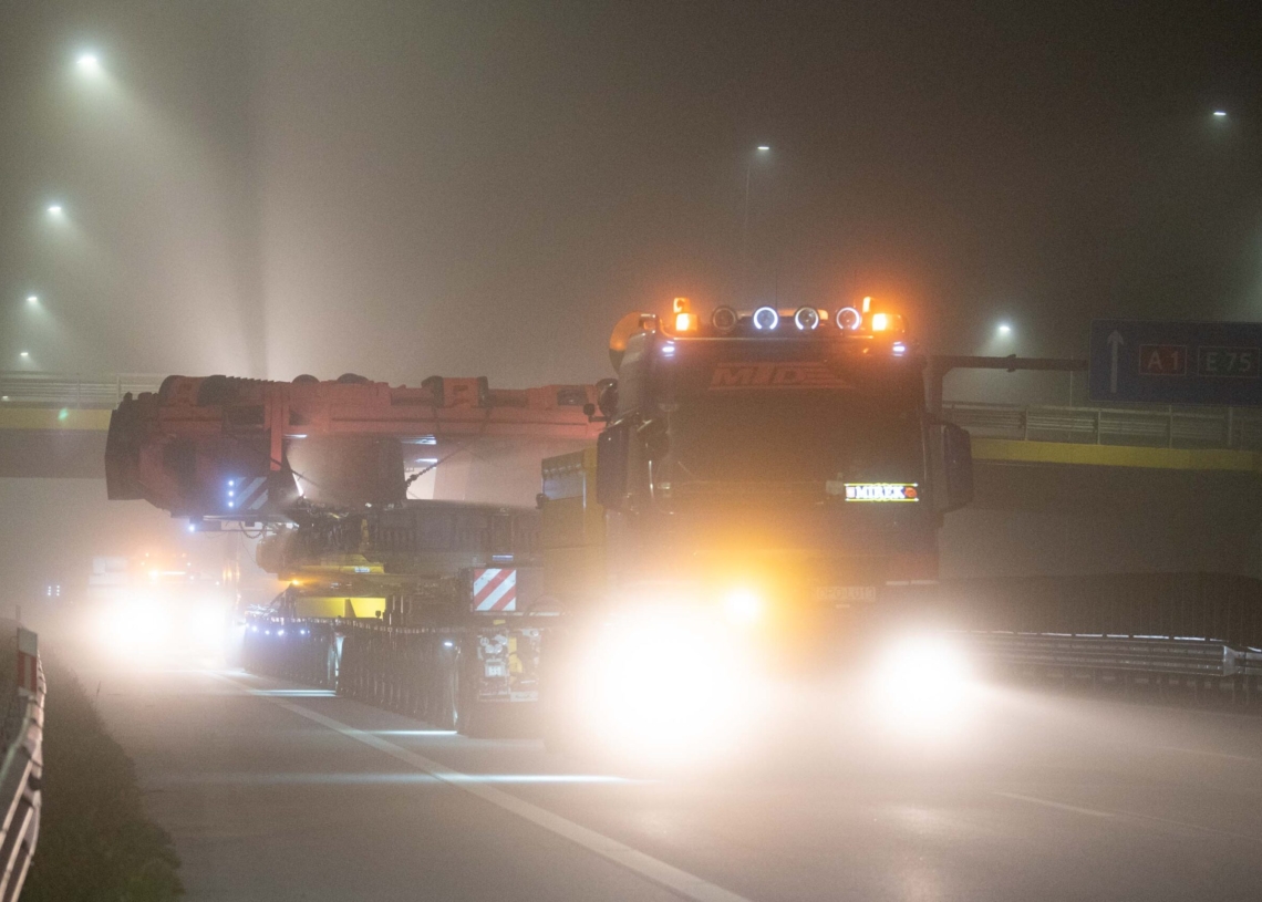 Konwój z tarczą do drążenia tunelu w Łódzkiem