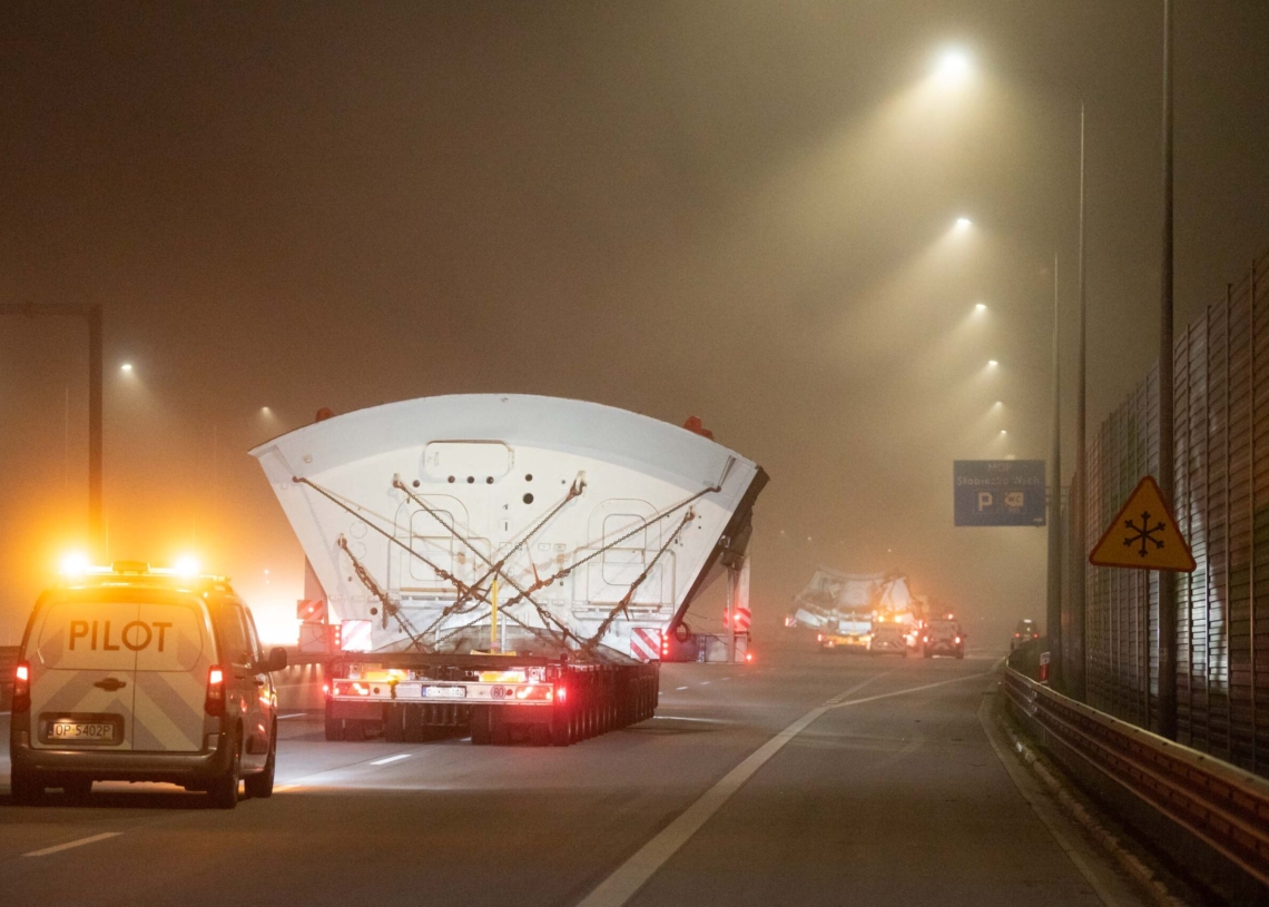 Konwój z tarczą do drążenia tunelu w Łódzkiem