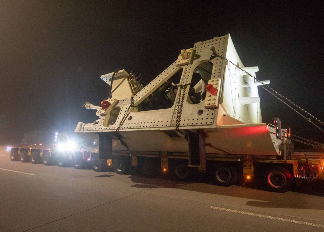 Konwój z tarczą do drążenia tunelu w Łódzkiem