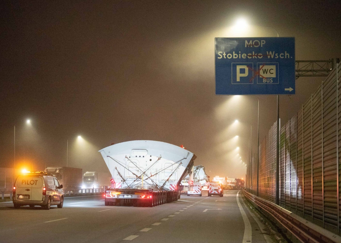 Konwój z tarczą do drążenia tunelu w Łódzkiem