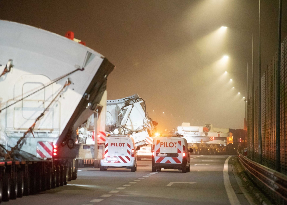Konwój z tarczą do drążenia tunelu w Łódzkiem