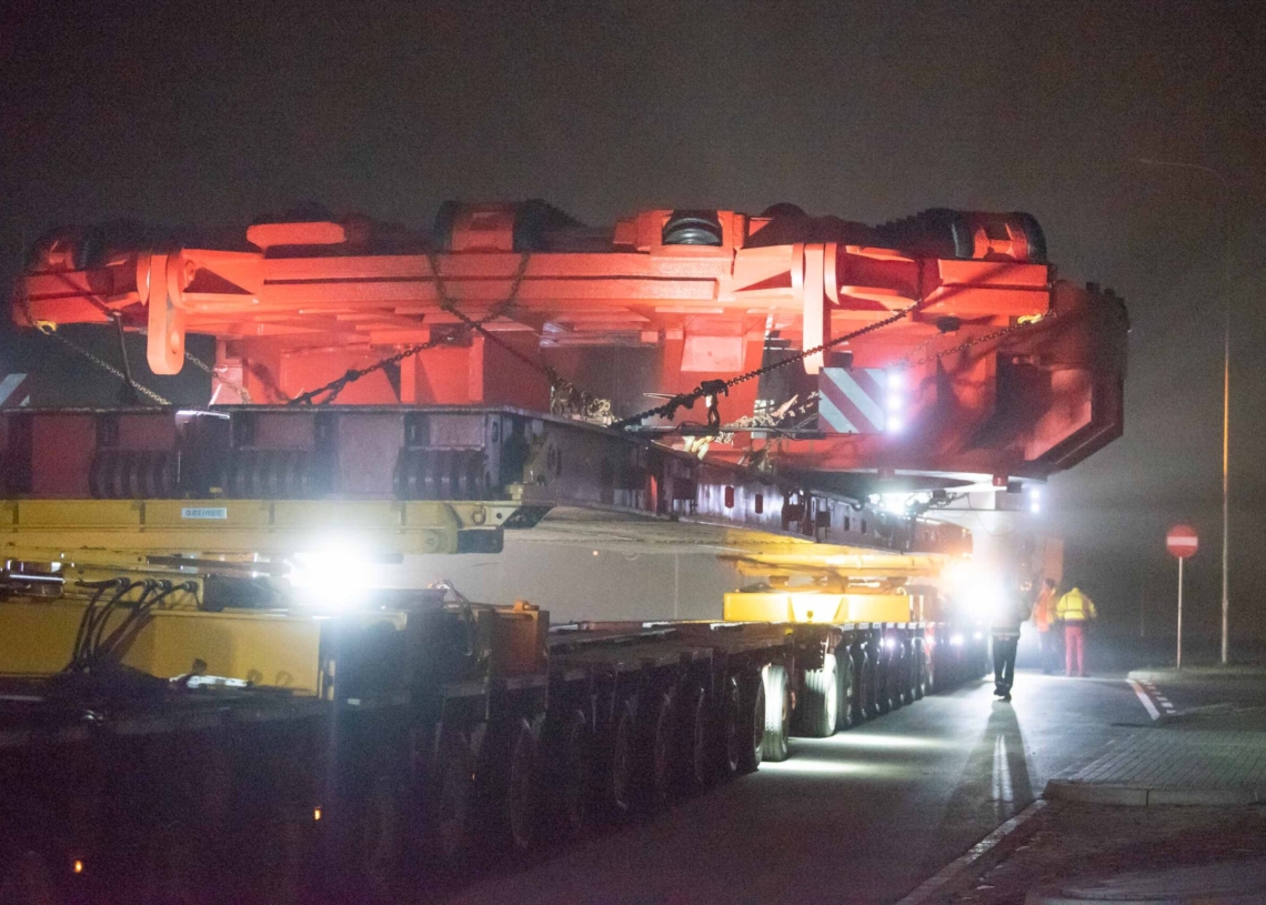 Konwój z tarczą do drążenia tunelu w Łódzkiem