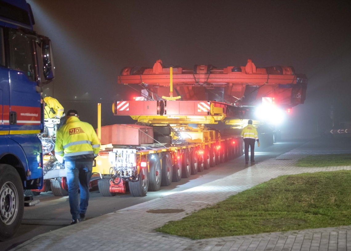 Konwój z tarczą do drążenia tunelu w Łódzkiem