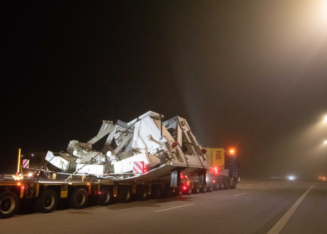 Konwój z tarczą do drążenia tunelu w Łódzkiem
