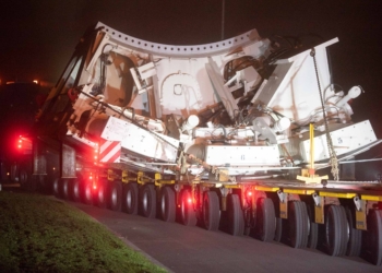 Konwój z tarczą do drążenia tunelu w Łódzkiem