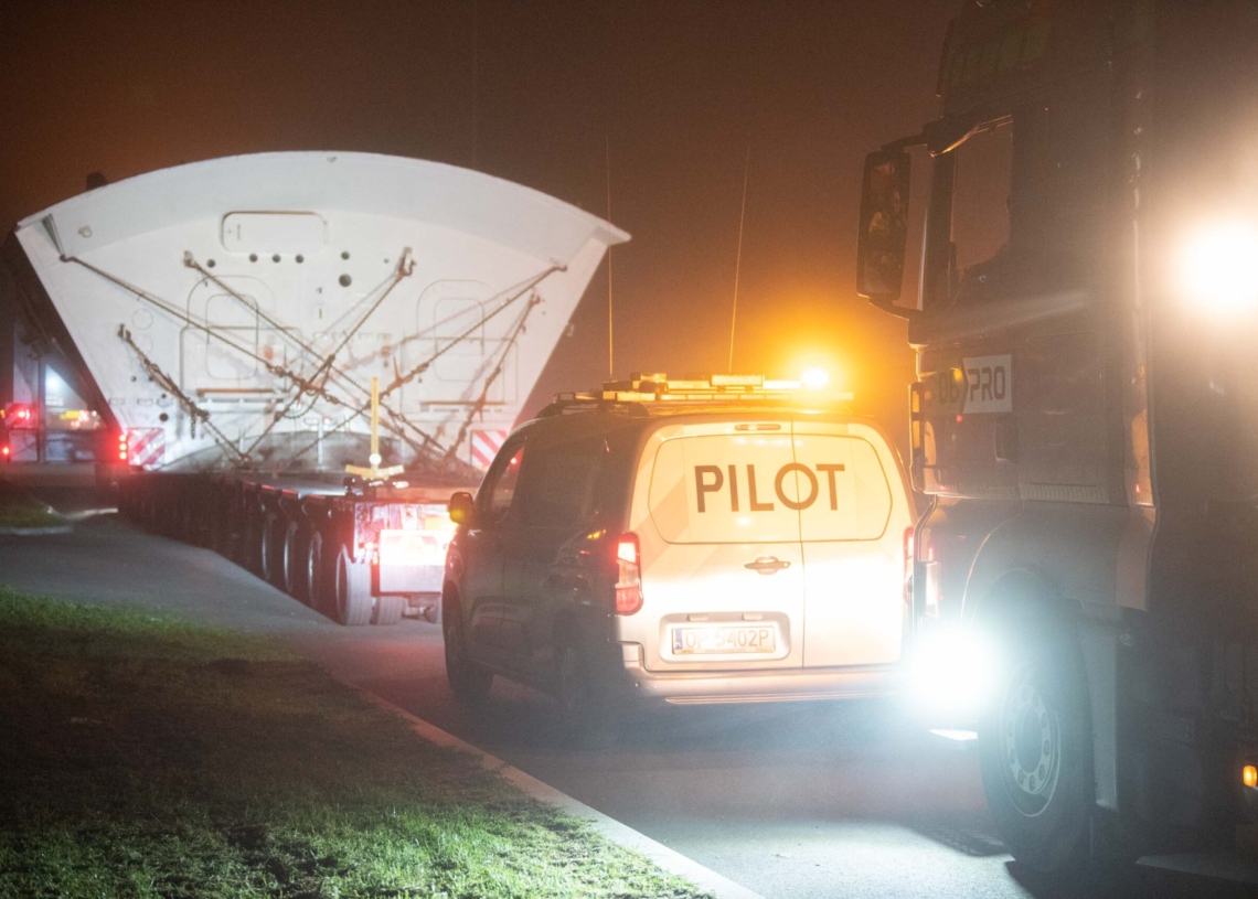 Konwój z tarczą do drążenia tunelu w Łódzkiem