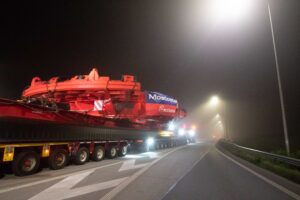 Konwój z tarczą TBM do drążenia tunelu w Łódzkiem