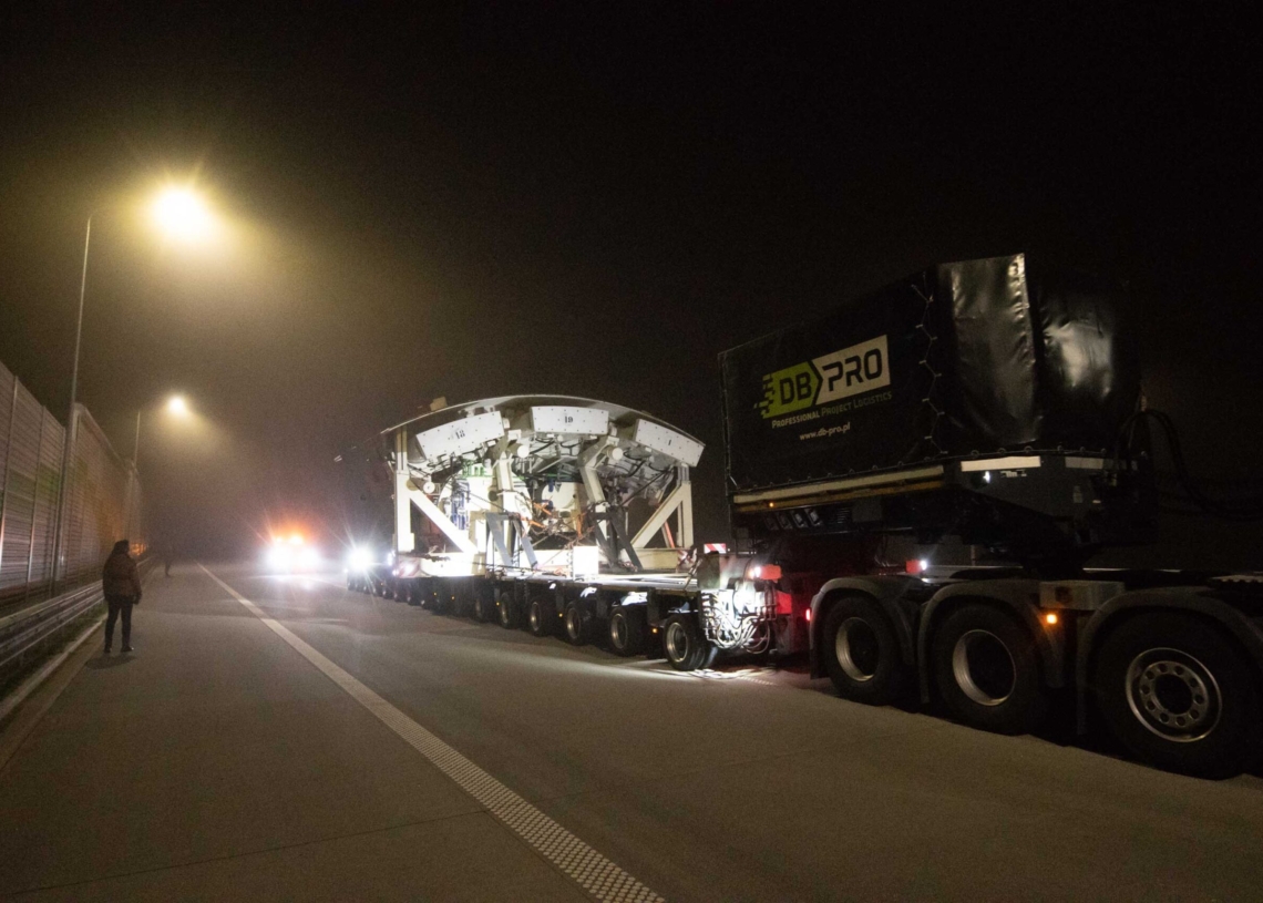 Konwój z tarczą do drążenia tunelu w Łódzkiem