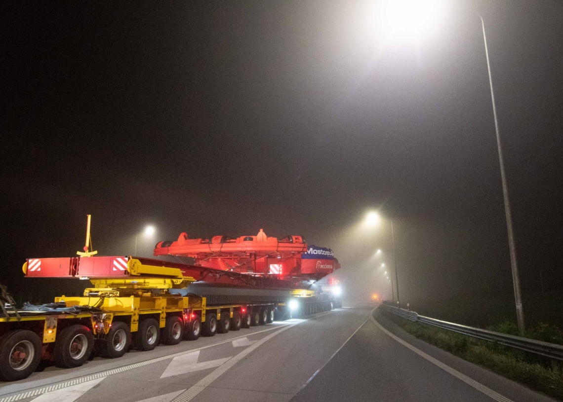 Konwój z tarczą do drążenia tunelu w Łódzkiem