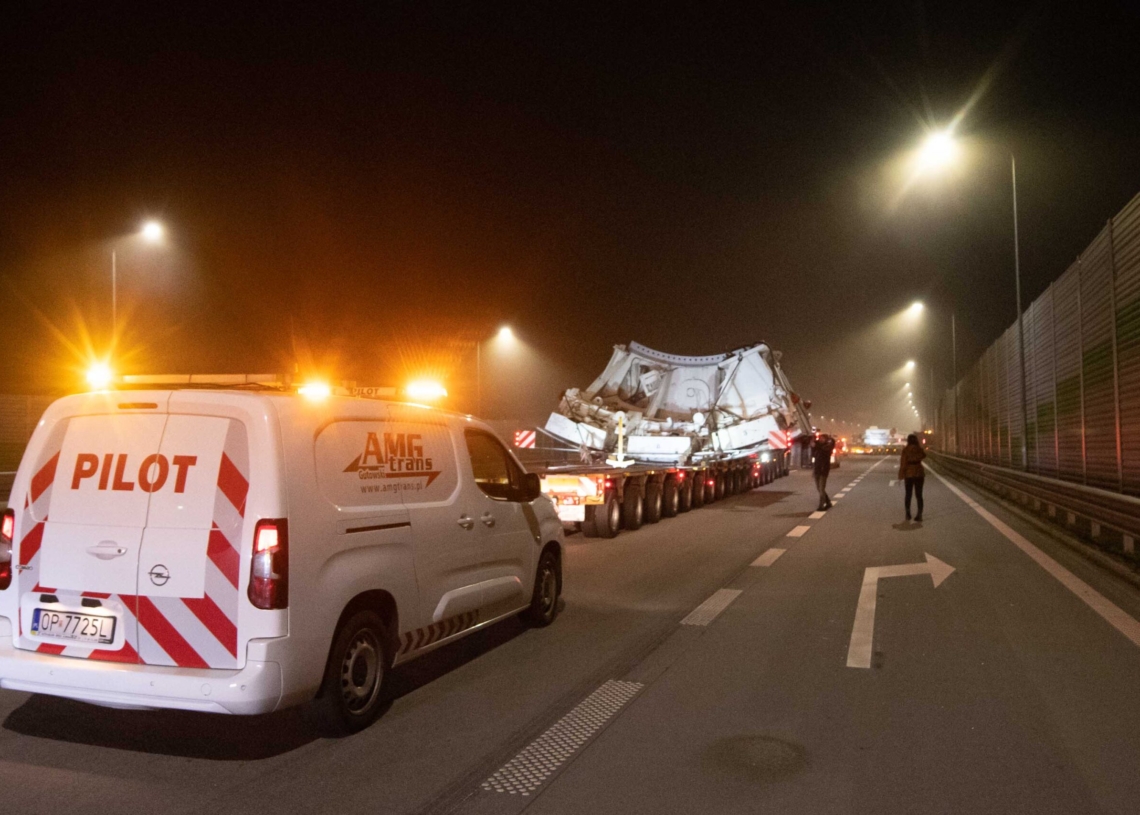 Konwój z tarczą do drążenia tunelu w Łódzkiem