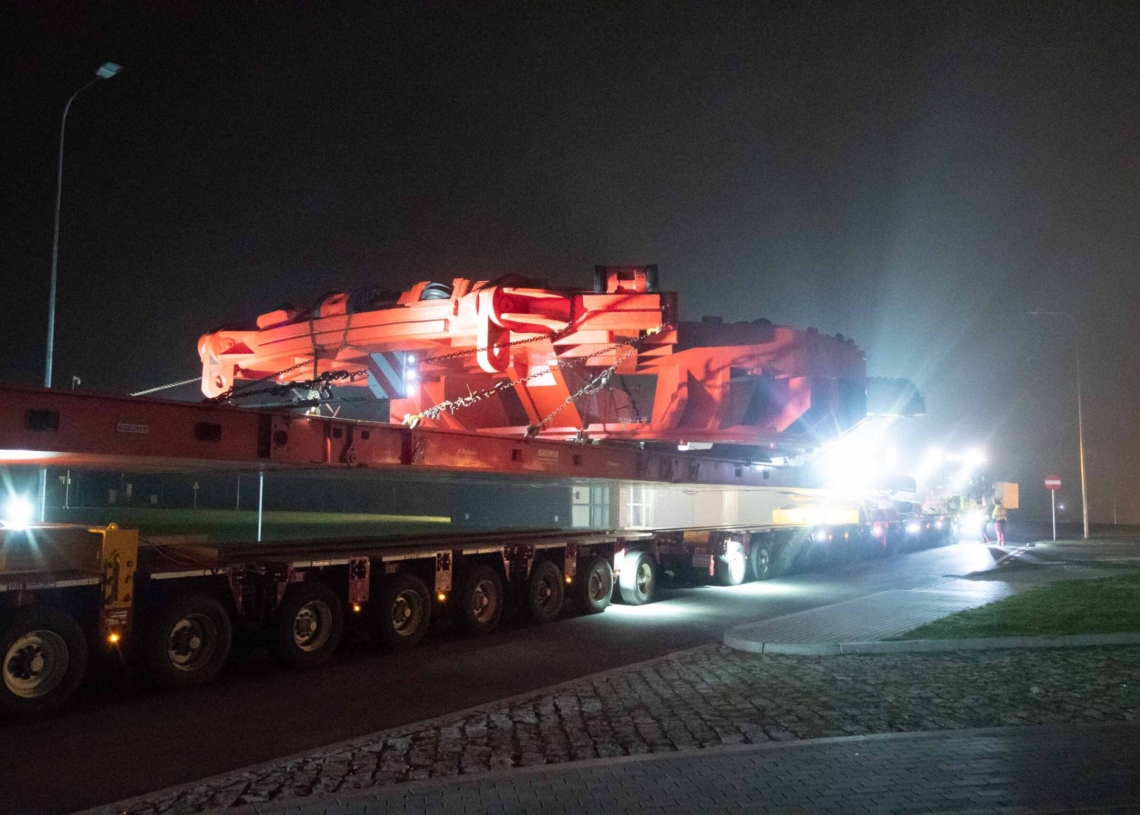Konwój z tarczą do drążenia tunelu w Łódzkiem