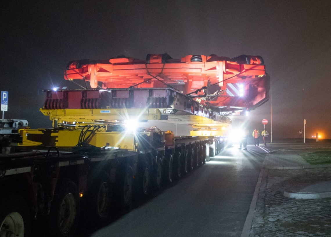 Konwój z tarczą do drążenia tunelu w Łódzkiem