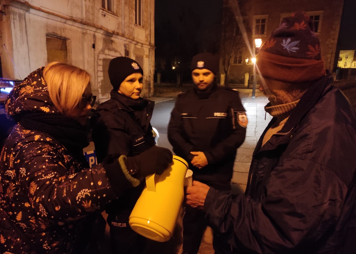 Zimowe temperatury. Policjanci namawiają bezdomnych na przeniesienie do noclegowni