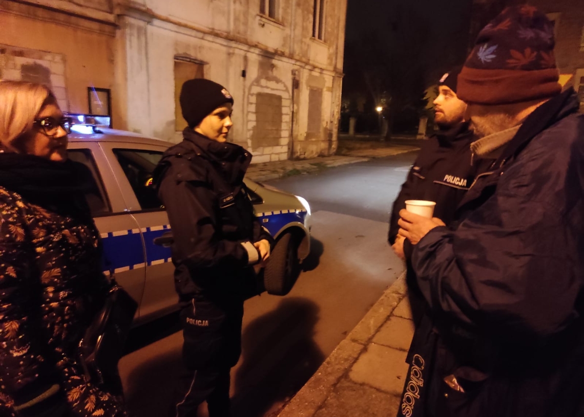 Zimowe temperatury. Policjanci namawiają bezdomnych na przeniesienie do noclegowni