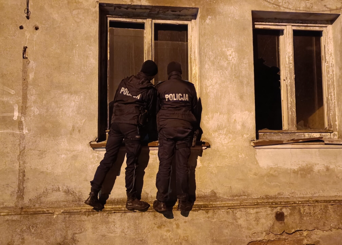 Zimowe temperatury. Policjanci namawiają bezdomnych na przeniesienie do noclegowni