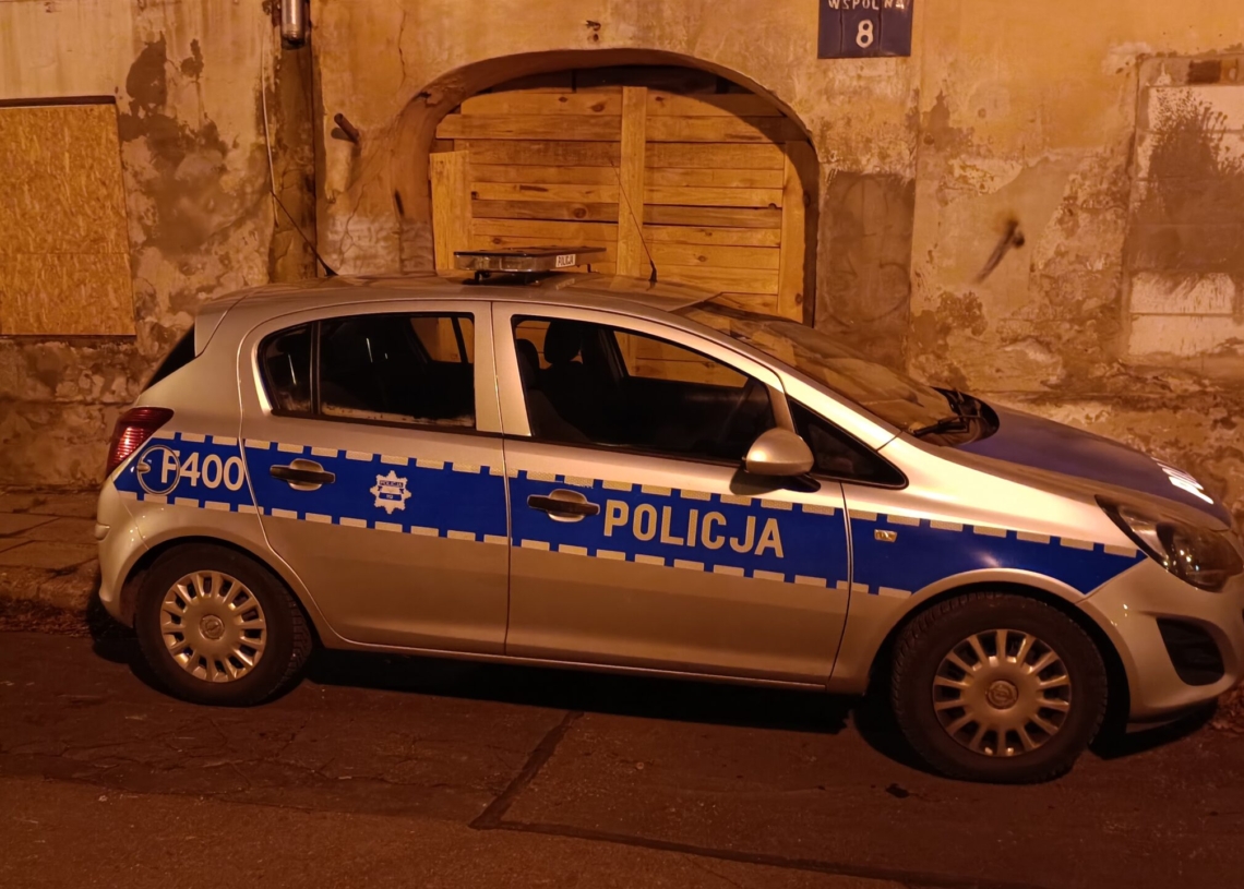 Zimowe temperatury. Policjanci namawiają bezdomnych na przeniesienie do noclegowni