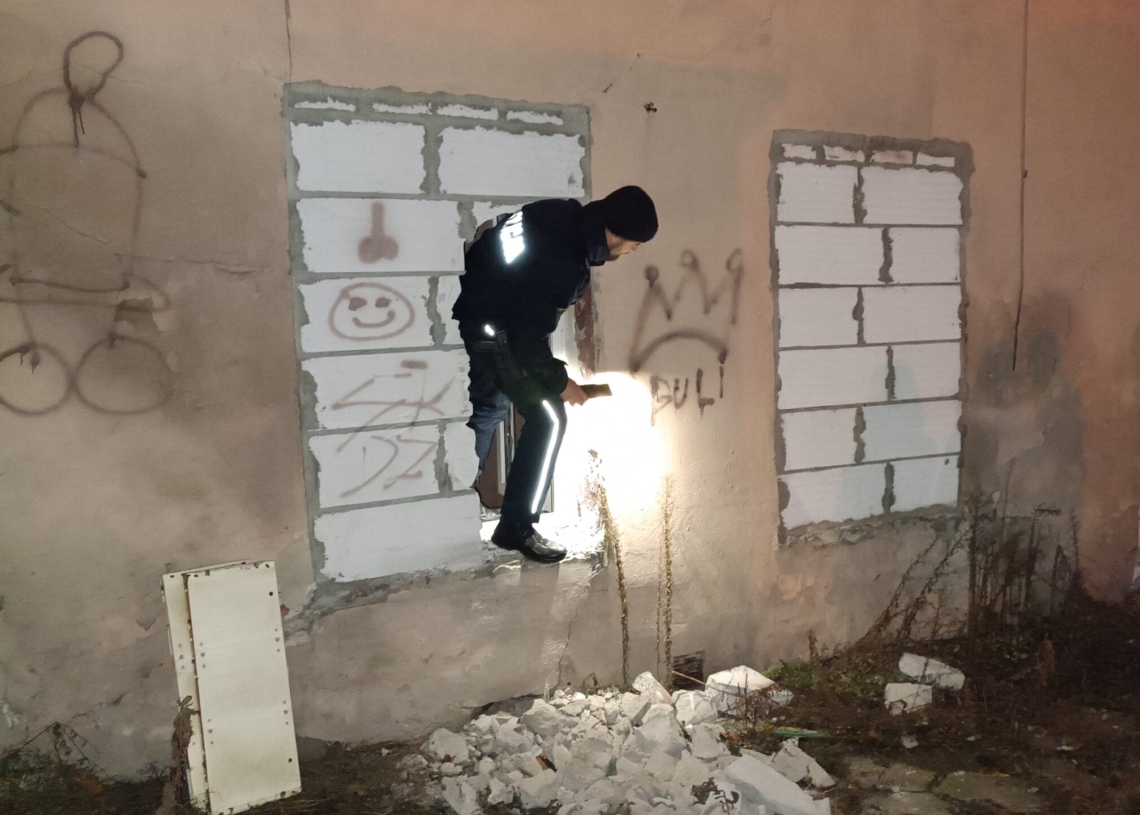 Zimowe temperatury. Policjanci namawiają bezdomnych na przeniesienie do noclegowni