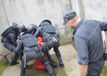 Bunt osadzonych w piotrkowskim Areszcie Śledczym. Spokojnie, to tylko ćwiczenia 3 Bunt osadzonych w Piotrkowie - ćwiczenia