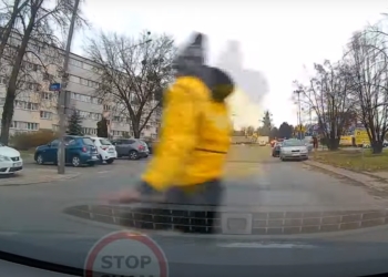 Chwile grozy na Teofilowie. Wbiegł prosto pod koła samochodu