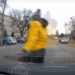 Chwile grozy na Teofilowie. Wbiegł prosto pod koła samochodu