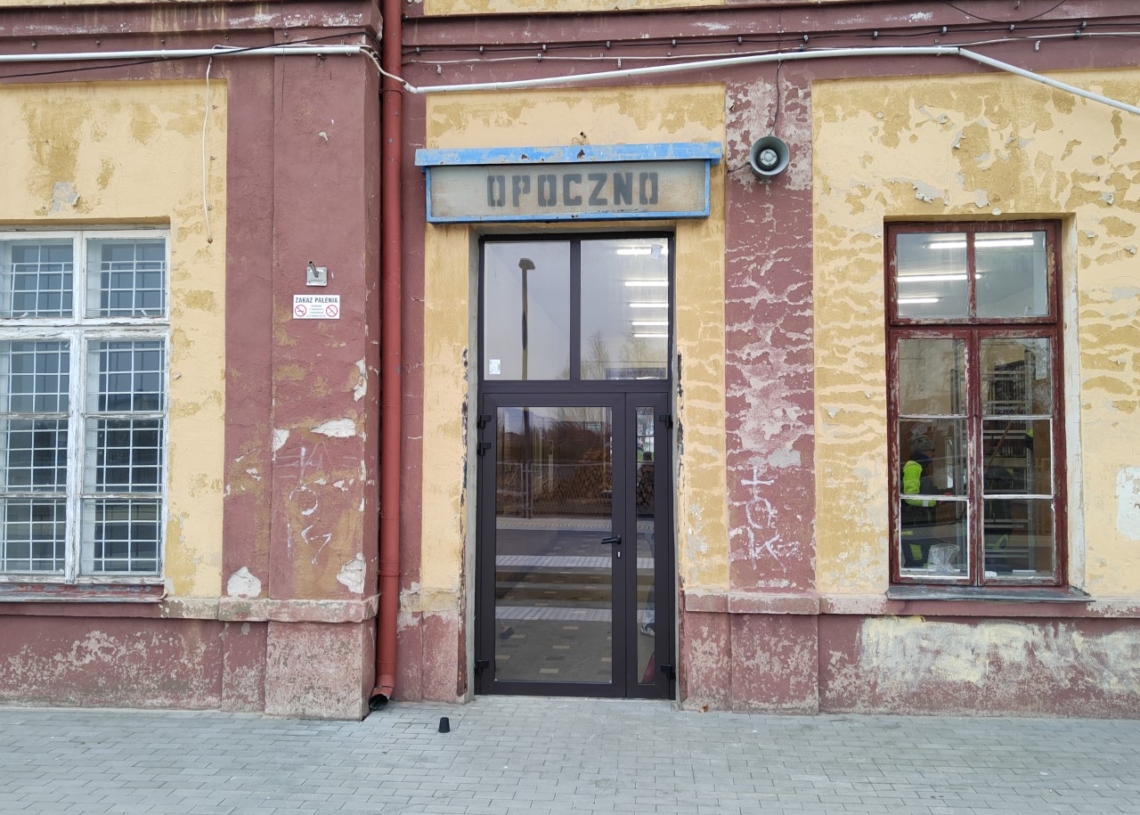 Dworzec PKP w Opocznie niszczeje. Mieszkańcy pytają o remont 1 Dworzec PKP w Opocznie