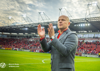 Janusz Niedźwiedź z nominacją do Trenera Października PKO BP Ekstraklasy