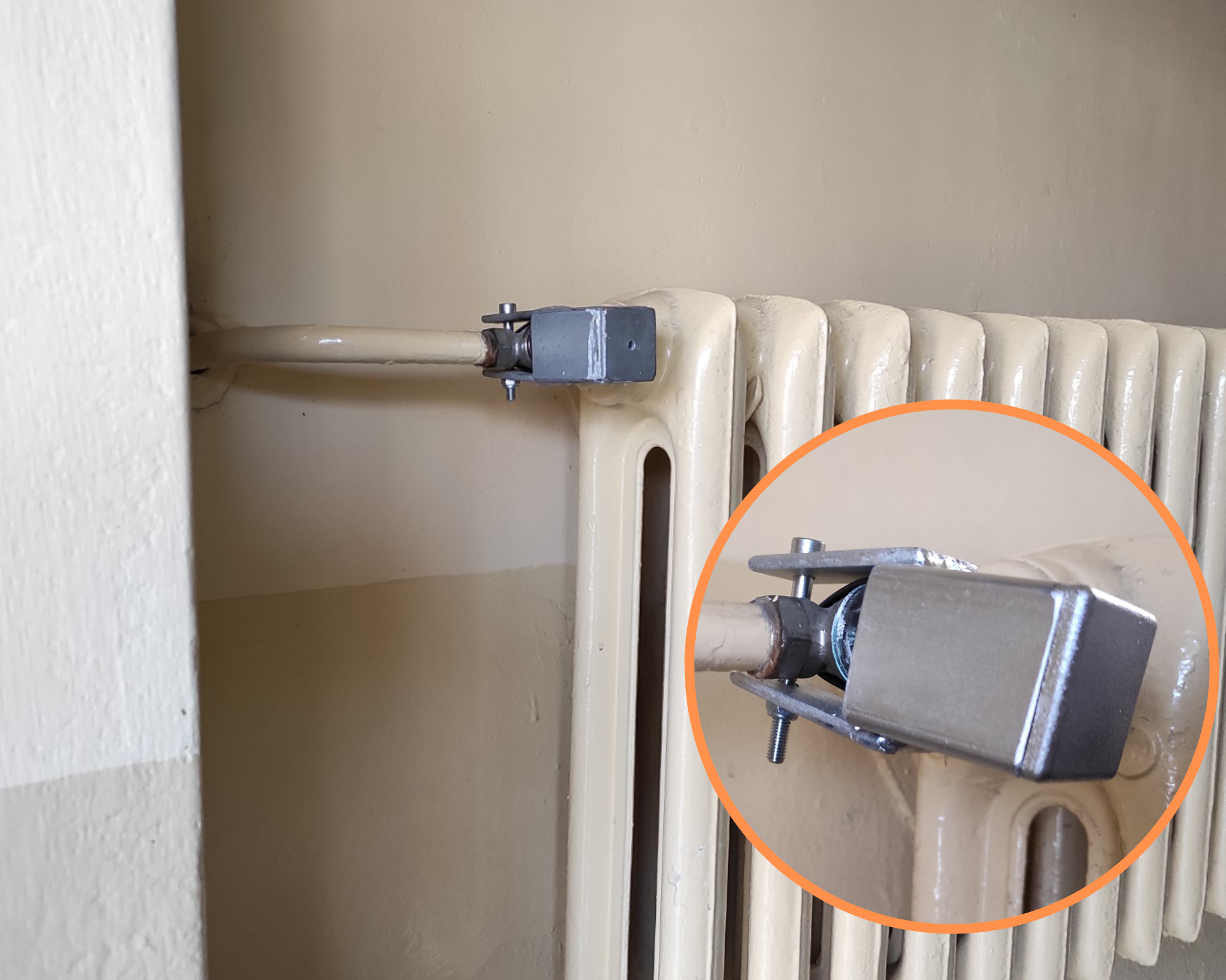 Metalowe klamry na zaworach kaloryferów. Nietypowy pomysł w Pabianicach