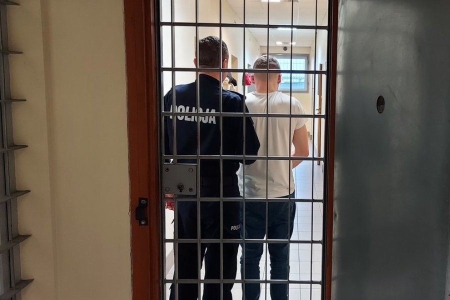 Pijany kierowca audi w Ochędzynie Nowym. Miał 1,5 promila w organizmie i narkotyki w plecaku 1 Pijany kierowca audi w Ochędzynie Nowym - zatrzymanie