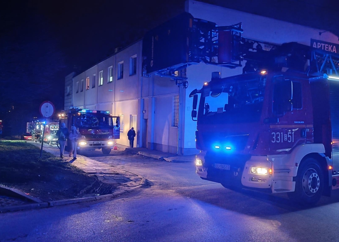 Pożar w Piotrkowie. Ogień pojawił się w piwnicy bloku