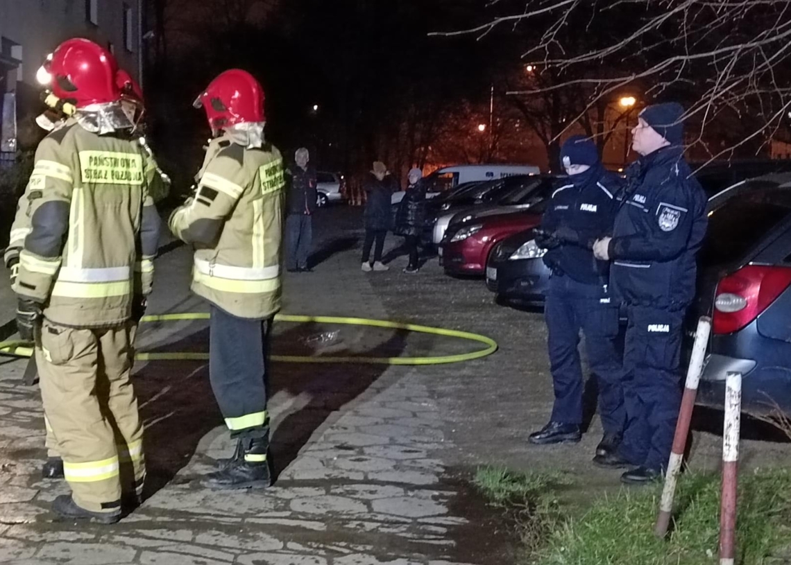 Pożar w Piotrkowie. Ogień pojawił się w piwnicy bloku