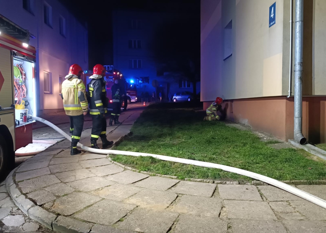 Pożar w Piotrkowie. Ogień pojawił się w piwnicy bloku