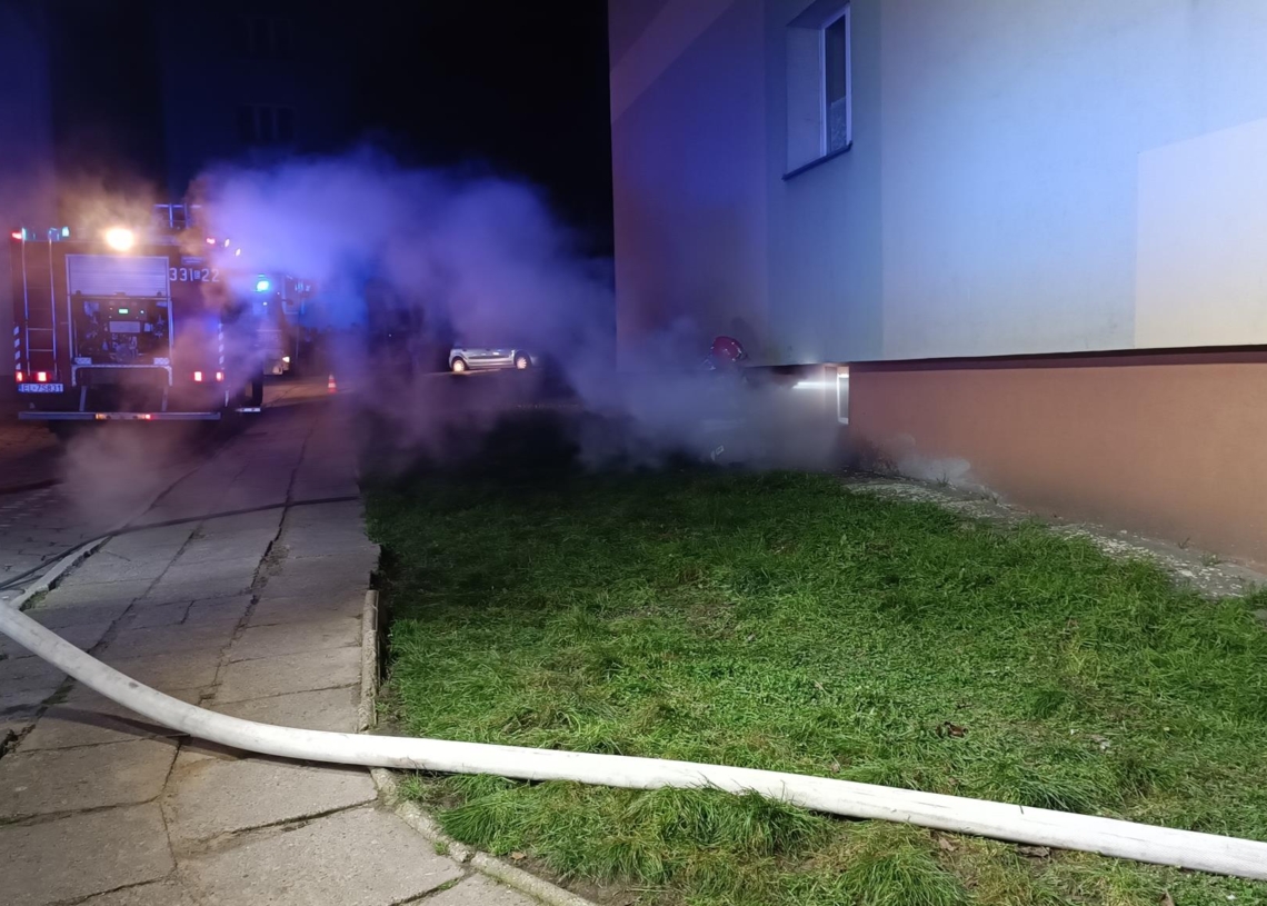Pożar w Piotrkowie. Ogień pojawił się w piwnicy bloku
