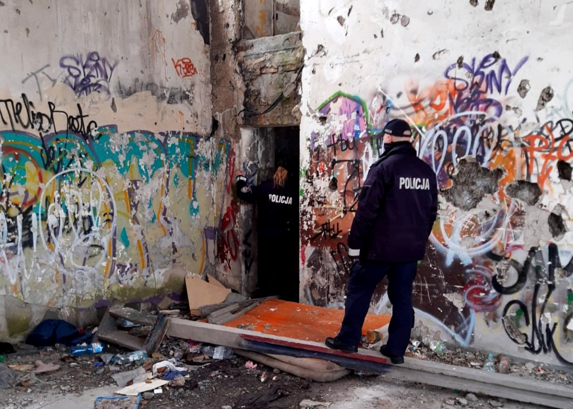 Zimowe temperatury. Policjanci patrolują pustostany 1 Pustostan - patrol policji