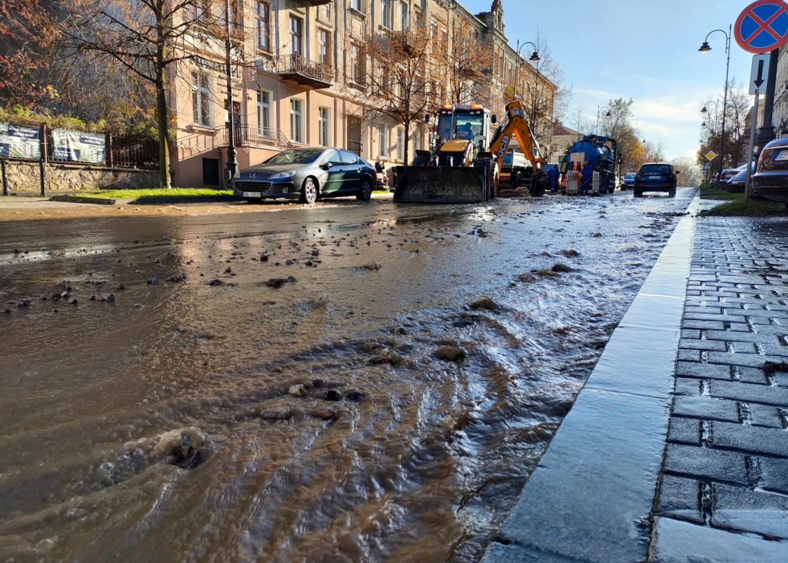 Pęknięcie magistrali wodnej w Piotrkowie