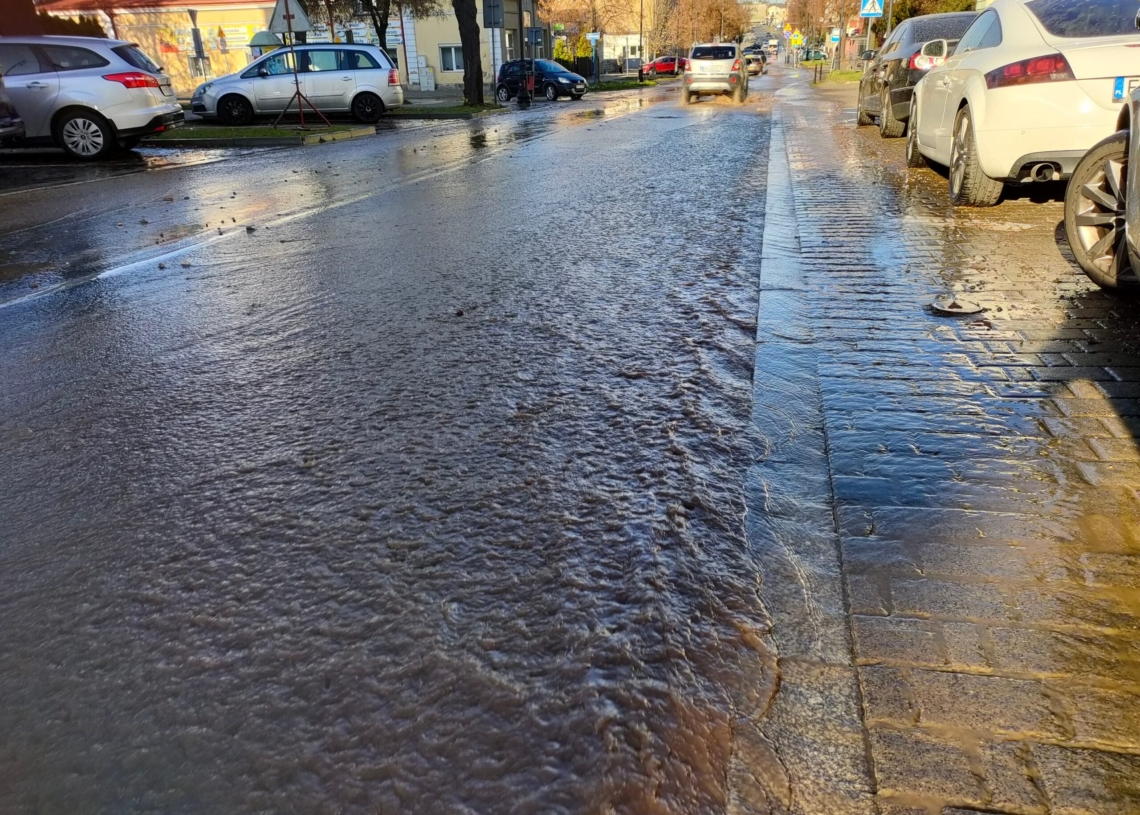 Pęknięcie magistrali wodnej w Piotrkowie