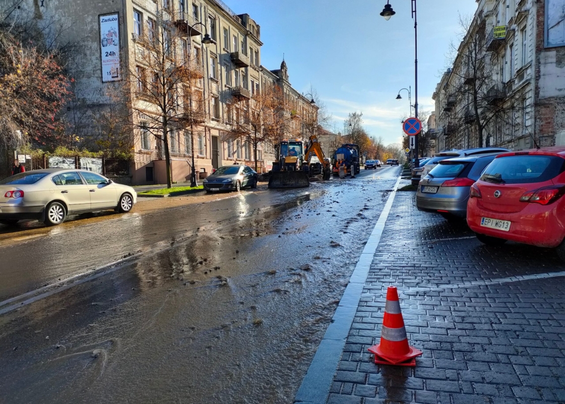 Pęknięcie magistrali wodnej w Piotrkowie