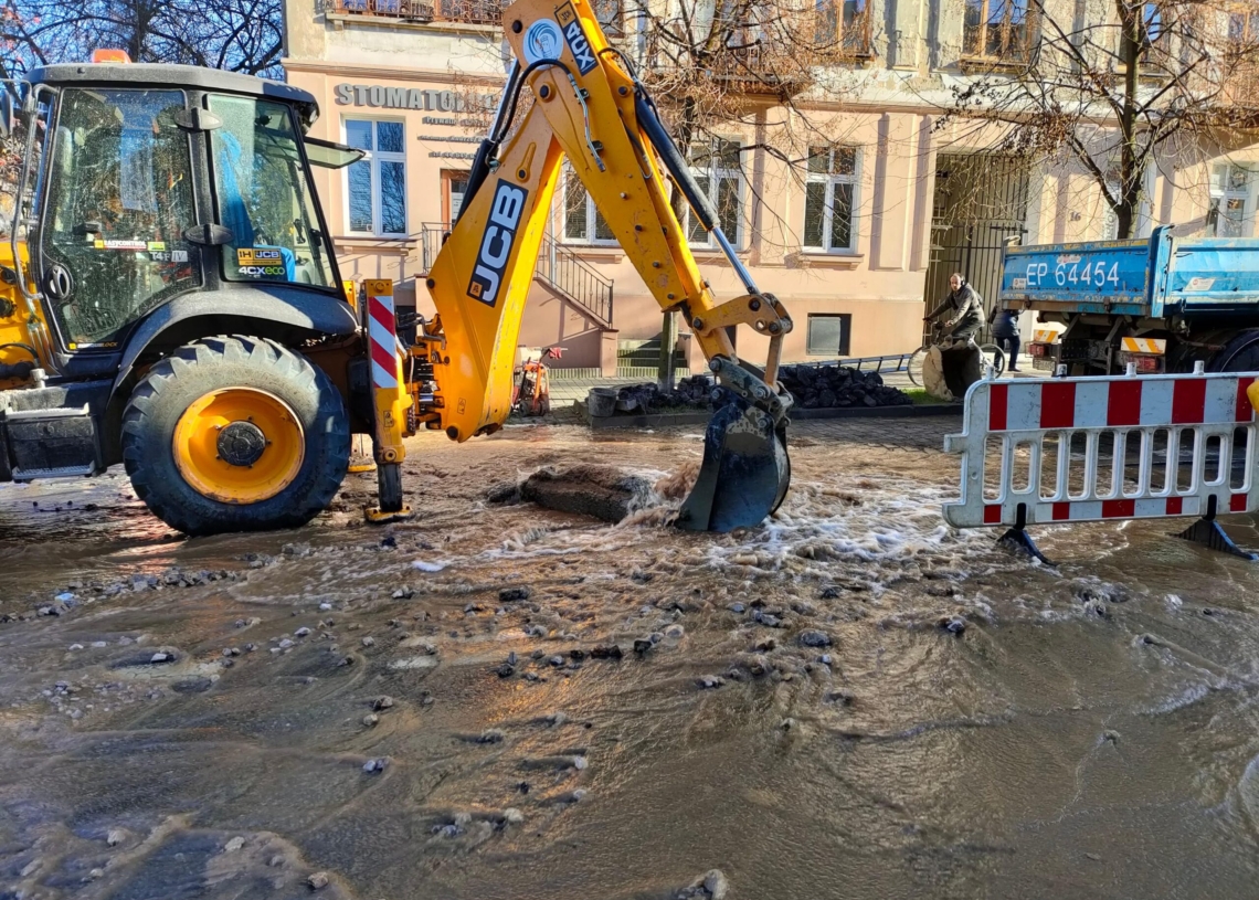 Pęknięcie magistrali wodnej w Piotrkowie