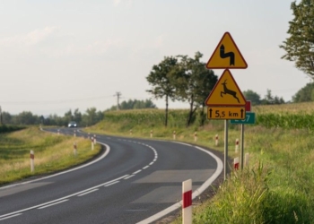 Uwaga zwierzęta na drodze - znak drogowy