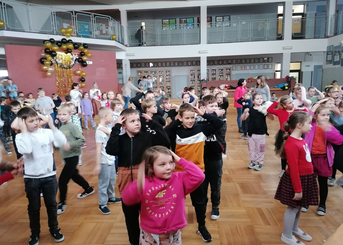 Taneczne przerwy w Skierniewicach. Macarena i belgijka integrują uczniów 1 Taneczne przerwy w Skierniewicach