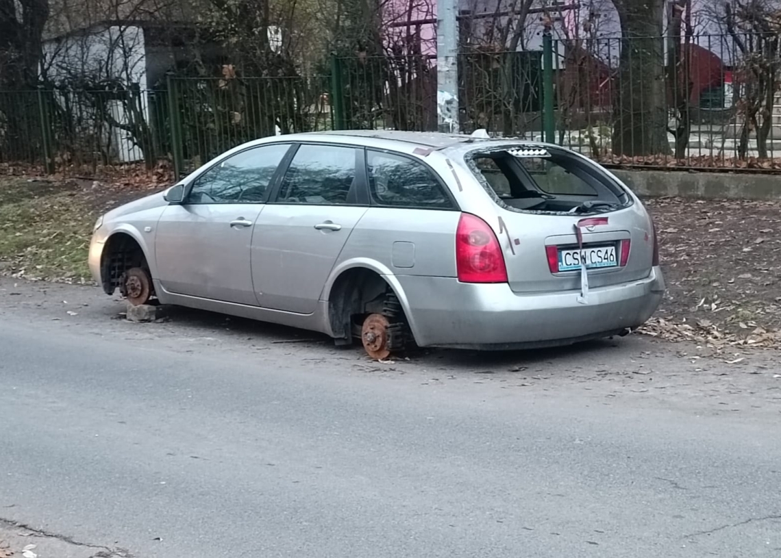 Wrak samochodu na piotrkowskim osiedlu