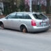 Na piotrkowskim osiedlu zalega wrak samochodu. Nie można go na razie usunąć, bo właściciel nie odbiera korespondencji 7 Wrak samochodu na piotrkowskim osiedlu
