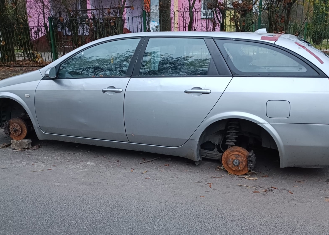 Na piotrkowskim osiedlu zalega wrak samochodu. Nie można go na razie usunąć, bo właściciel nie odbiera korespondencji