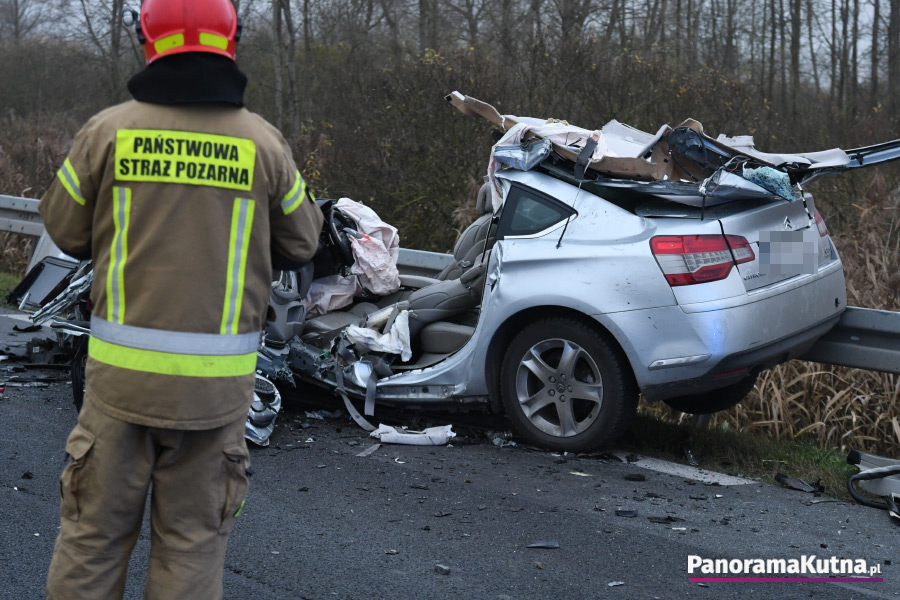 Wypadek na DW 702 w Młogoszynie. Zmiażdżona osobówka, ciężarówka w rowie 1 Wypadek na DW 702 w Młogoszynie