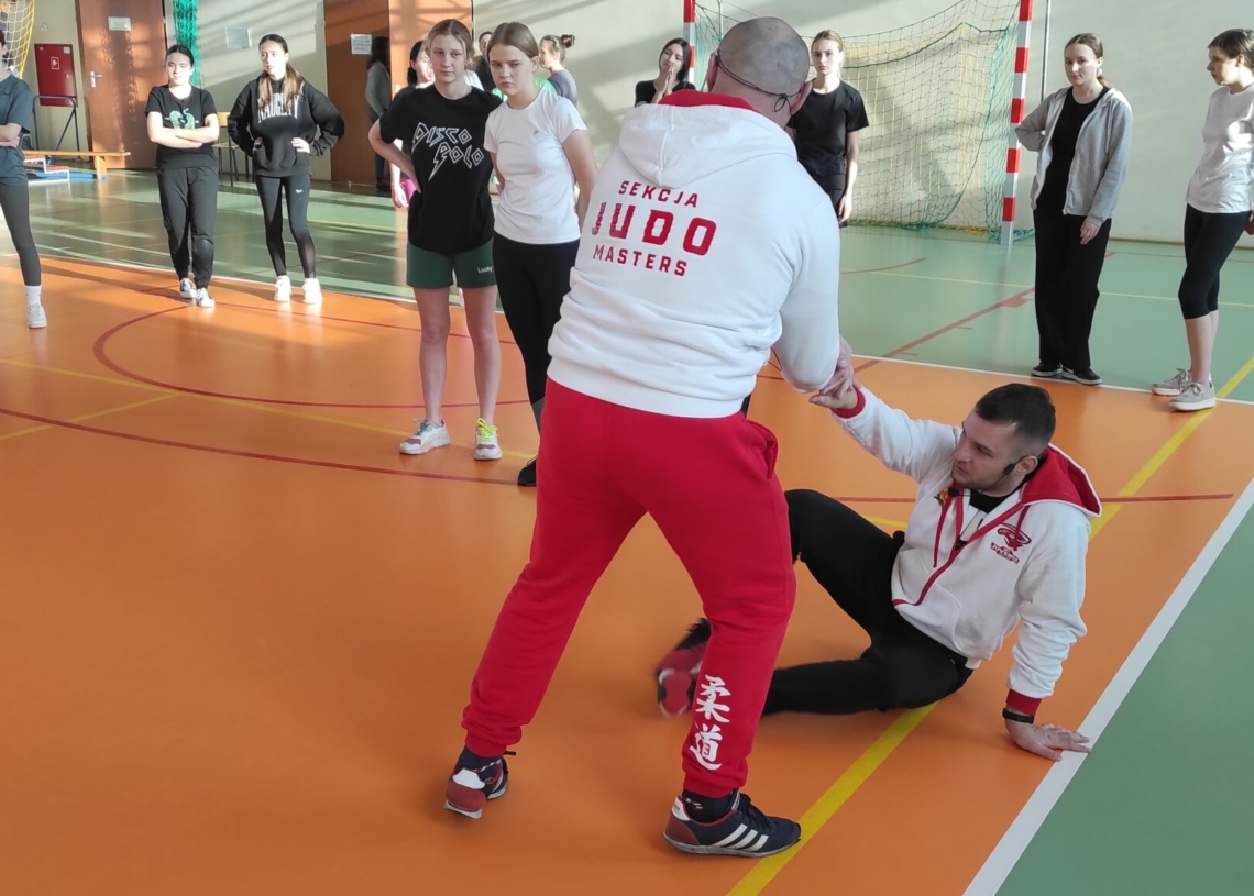 Uczniowie sieradzkiej szkoły ćwiczyli samoobronę