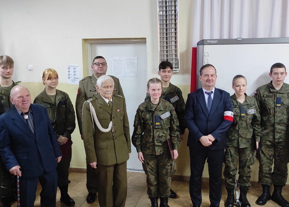 Zespół Szkół Mundurowo-Technicznych w Ostrowie wkrótce wybierze swojego patrona
