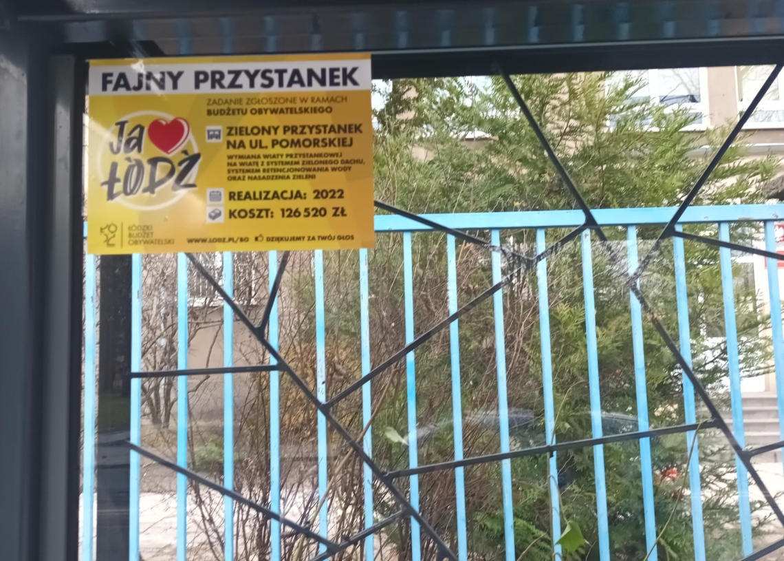 Zielone przystanki uzbrojone w skrzynki, trejaże i wiatę z dachem pokrytym rozchodnikami