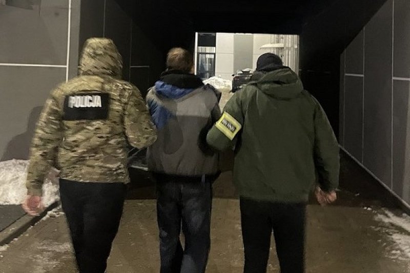 37-latek napadał na bezdomnych. Bił, groził nożem, a następnie zabierał im telefony i dokumenty