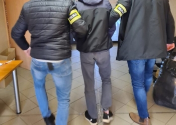 Zastraszył kobietę przy użyciu pistoletu gazowego i ją okradł