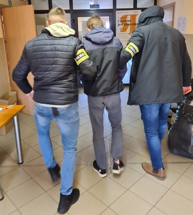 Zastraszył kobietę przy użyciu pistoletu gazowego i ją okradł