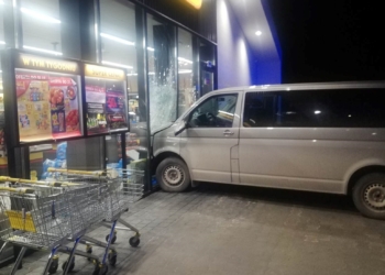 Kierowca wjechał w witrynę sklepową w Piotrkowie